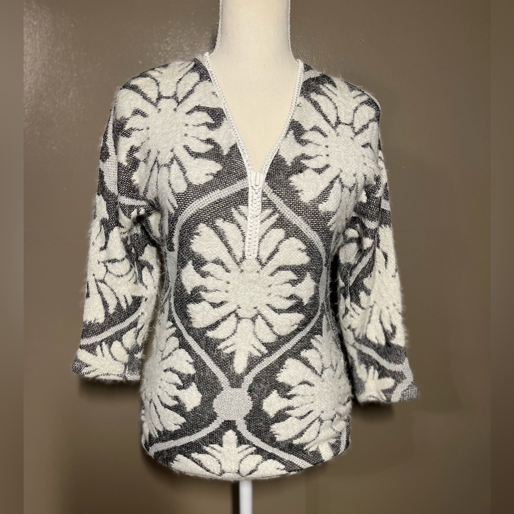 Frank Lyman Design V-Neck Sweater